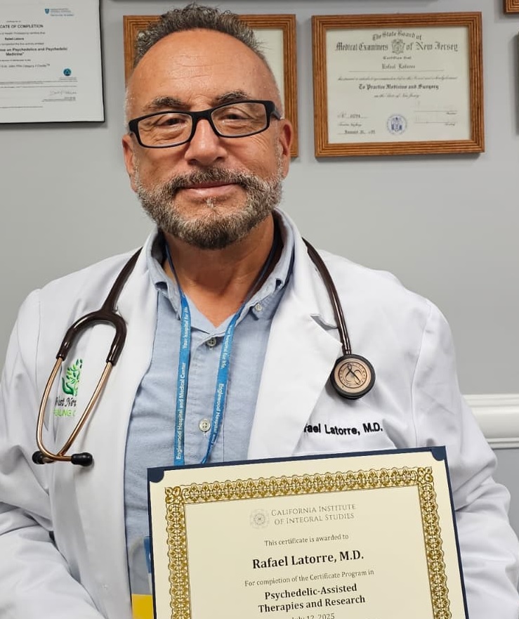 Rafael Latorre — Médico, Especialista en Cannabis Medicinal y Clínica.